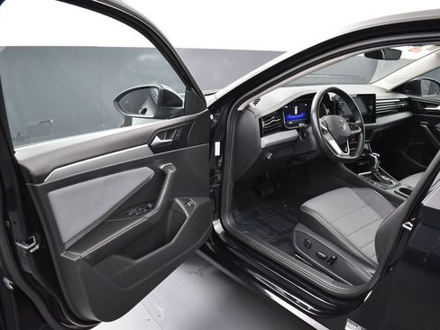 Used 2025 Volkswagen Jetta SE FWD image 5