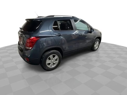 Used 2022 Chevrolet Trax LT w/ LT Convenience Package image 9