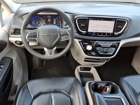 Used 2023 Chrysler Pacifica Touring-L FWD image 9
