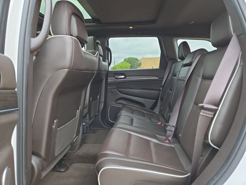 Used 2019 Jeep Grand Cherokee Overland AWD/4WD image 13