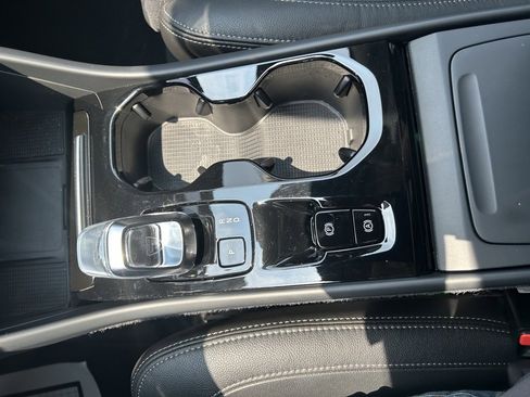 Certified 2025 Volvo XC40 B5 Plus image 36