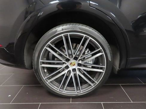 Used 2022 Porsche Cayenne image 17