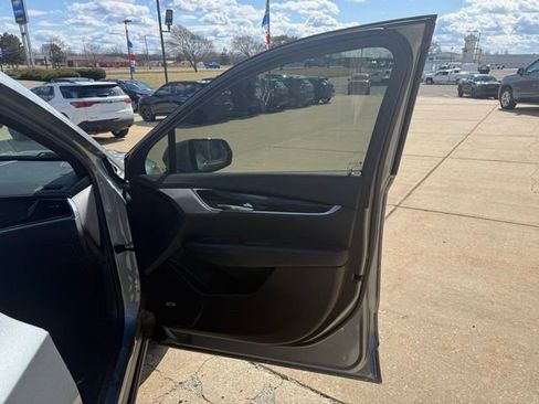 Used 2025 Cadillac XT6 Premium Luxury image 15