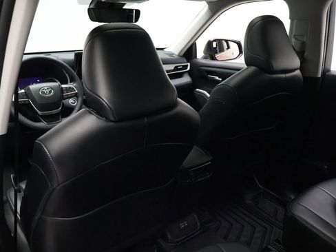 Used 2024 Toyota Highlander XLE FWD image 20
