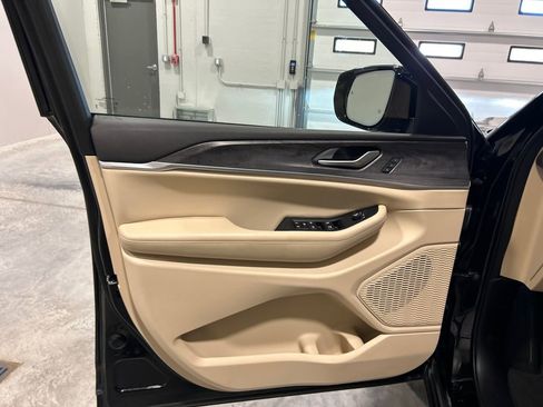 Used 2024 Jeep Grand Cherokee Limited w/ Luxury Tech Group II image 15