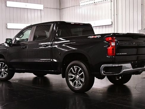 Used 2022 Chevrolet Silverado 1500 LT AWD/4WD image 5