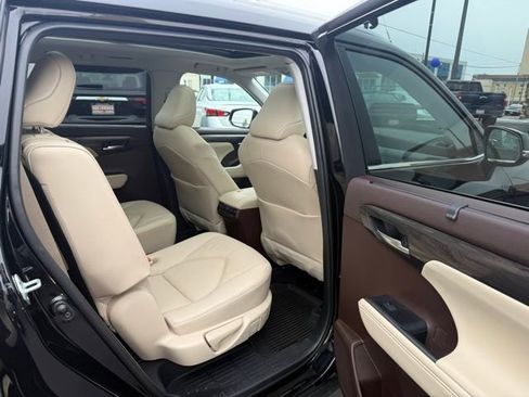 Used 2021 Toyota Highlander Platinum image 13