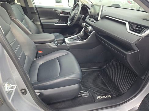 Used 2020 Toyota RAV4 XLE Premium image 5
