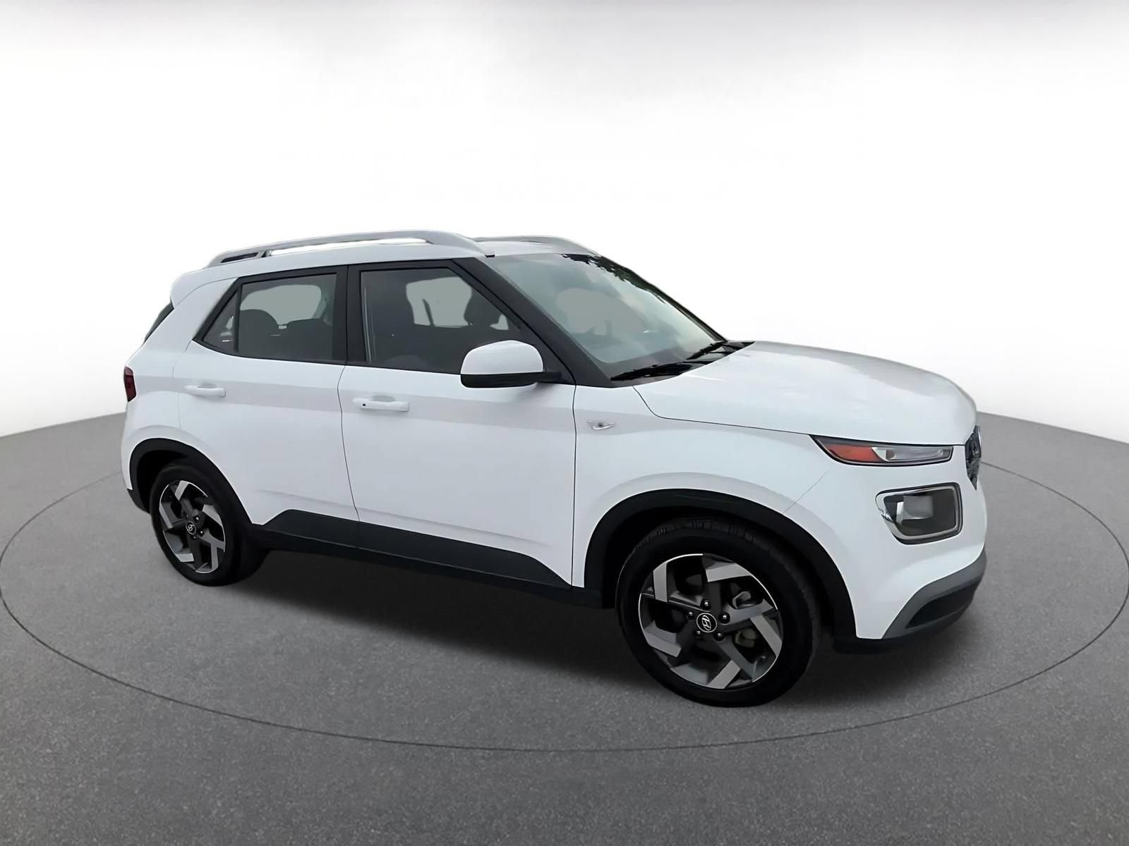 Used 2026 Hyundai Venue SEL FWD image 2