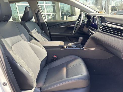 Used 2025 Toyota Camry XLE w/ Premium Plus Package image 32