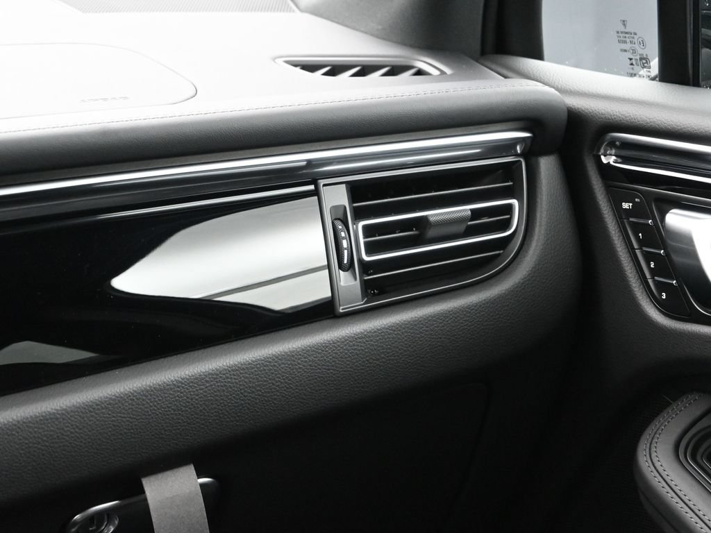Certified 2026 Porsche Macan AWD/4WD image 23