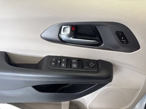 Used 2024 Chrysler Pacifica Touring-L FWD image 24
