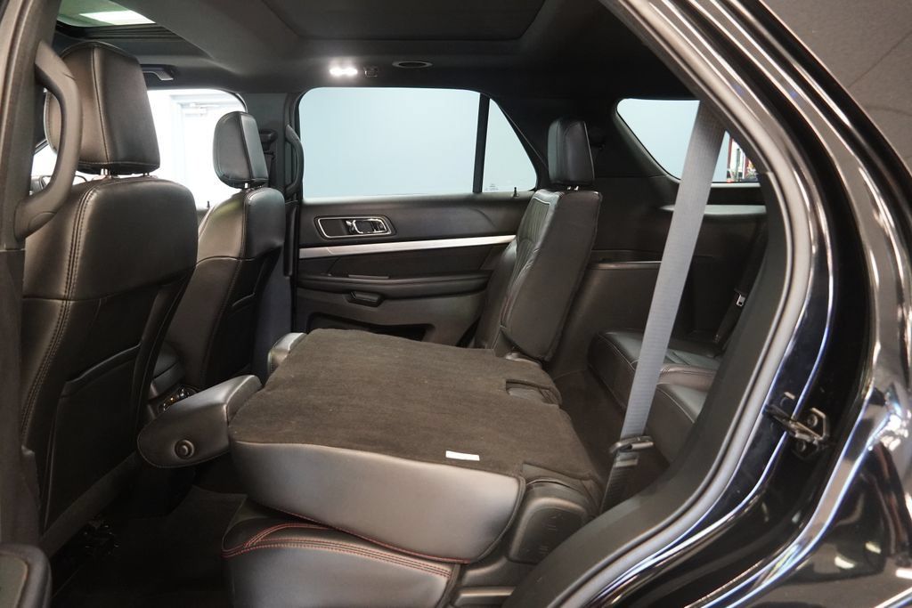 Used 2018 Ford Explorer XLT w/ Equipment Group 202A FWD image 27