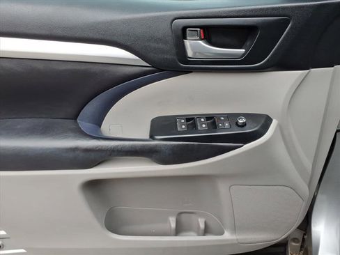 Used 2017 Toyota Highlander XLE image 19