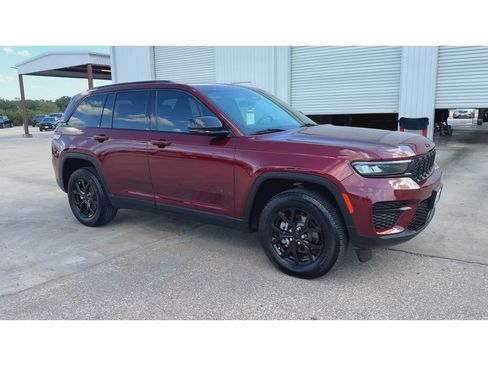 Used 2024 Jeep Grand Cherokee Altitude AWD/4WD image 2
