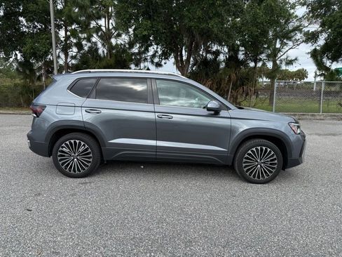 Used 2025 Volkswagen Taos SE w/ Panoramic Sunroof Package image 8