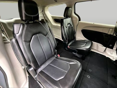 Used 2023 Chrysler Pacifica Touring-L FWD image 20