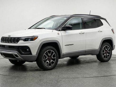 Used 2025 Jeep Compass Trailhawk image 3