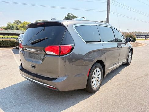 Used 2019 Chrysler Pacifica Touring-L FWD image 8