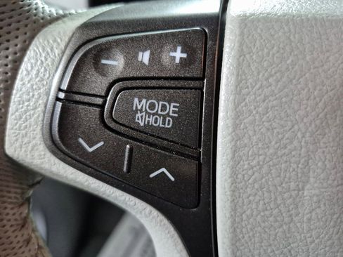 Used 2013 Toyota Sienna XLE image 22