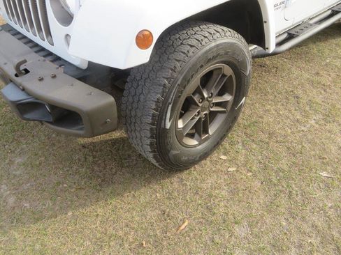 Used 2016 Jeep Wrangler Unlimited Sahara image 22