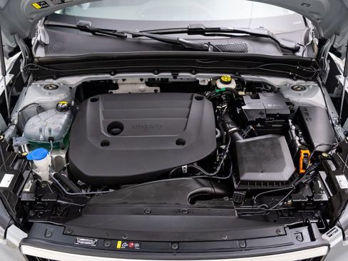 Used 2025 Volvo XC40 B5 Core image 30