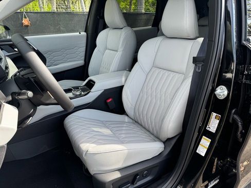 New 2025 Mitsubishi Outlander AWD image 25