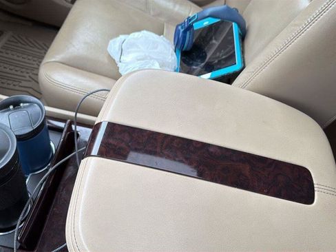 Used 2010 Cadillac Escalade ESV Premium RWD image 3
