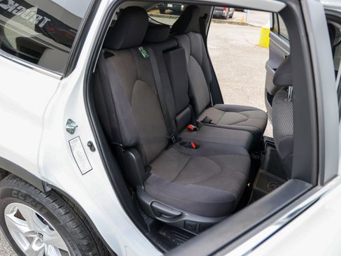 Used 2024 Toyota Highlander LE FWD image 33