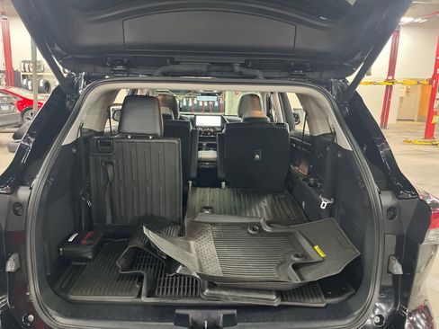 Used 2024 Toyota Highlander Platinum image 10