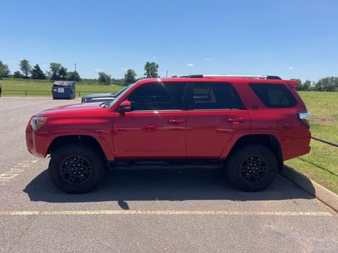 Used 2022 Toyota 4Runner SR5 Premium w/ Moonroof Package AWD/4WD image 4