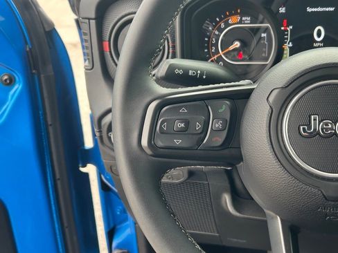 Used 2025 Jeep Wrangler Unlimited Rubicon image 35