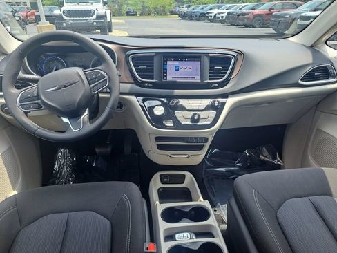 Certified 2023 Chrysler Voyager LX FWD image 11