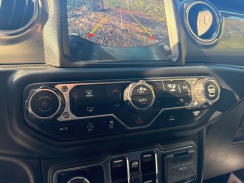 Used 2023 Jeep Gladiator Overland image 36