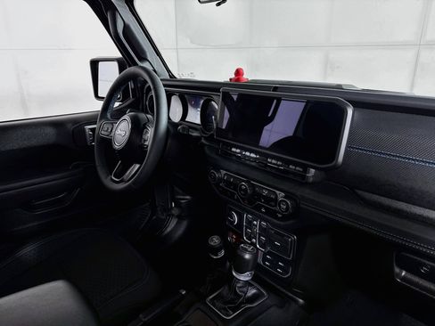 Used 2025 Jeep Wrangler Unlimited Rubicon 4xe w/ Convenience Group AWD/4WD image 27