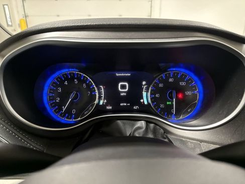 Used 2018 Chrysler Pacifica Limited image 12