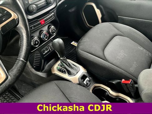 Used 2017 Jeep Renegade Latitude w/ Cold Weather Group image 17