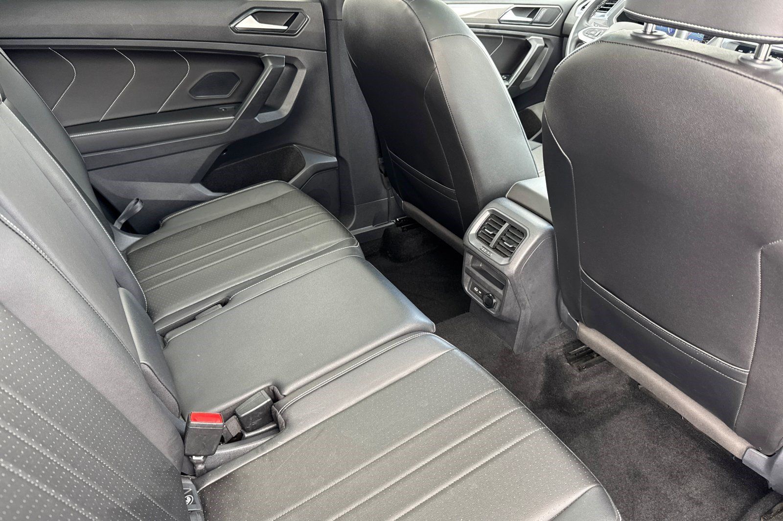 Used 2023 Volkswagen Tiguan SE R-Line FWD image 32