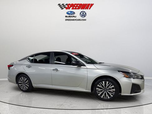 Used 2025 Nissan Altima 2.5 SV FWD image 3