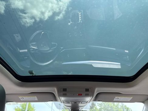 Used 2023 Volkswagen Taos SE w/ Panoramic Sunroof Package AWD/4WD image 19