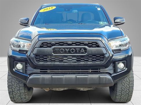 Used 2018 Toyota Tacoma TRD Off-Road image 2