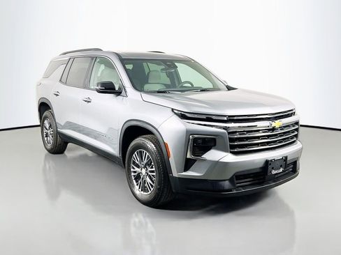 Used 2025 Chevrolet Traverse LT image 3
