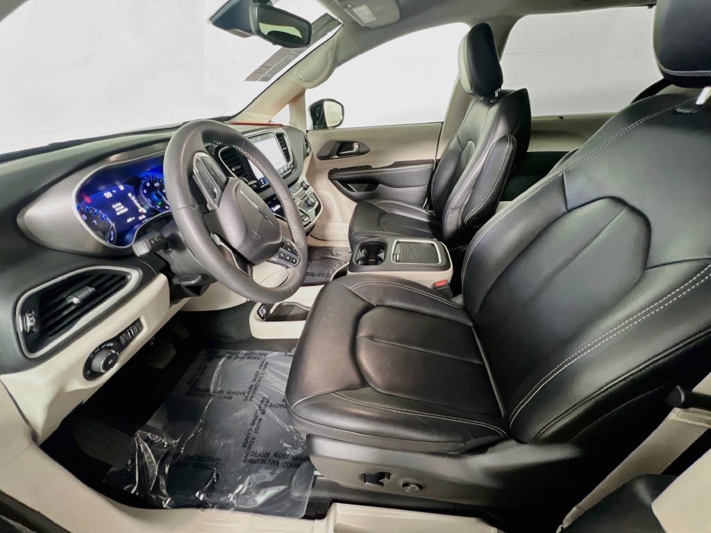 Used 2024 Chrysler Pacifica Touring-L FWD image 12