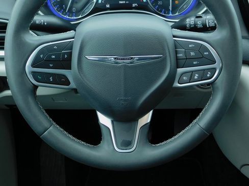 Used 2023 Chrysler Pacifica Touring-L image 17