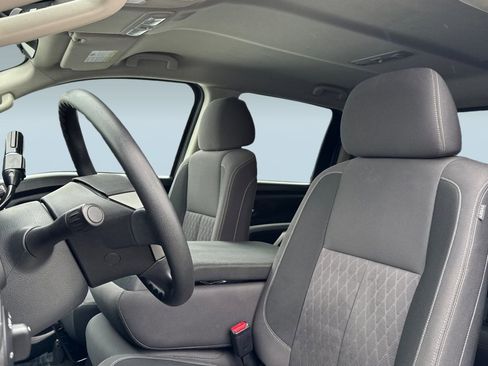 Used 2023 Nissan Titan SV image 19