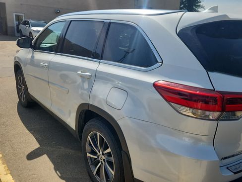 Used 2019 Toyota Highlander XLE AWD/4WD image 8