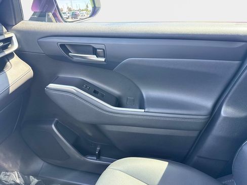 Used 2021 Toyota Highlander XLE AWD/4WD image 22