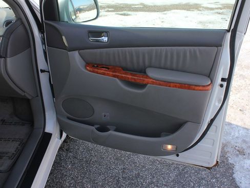 Used 2006 Toyota Sienna XLE image 31
