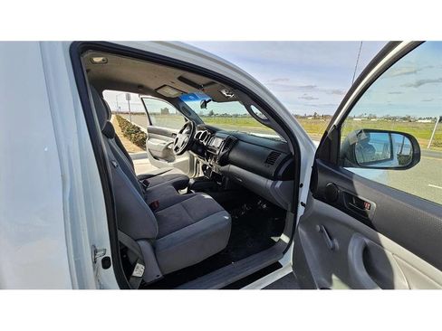 Used 2014 Toyota Tacoma 2WD Regular Cab image 11