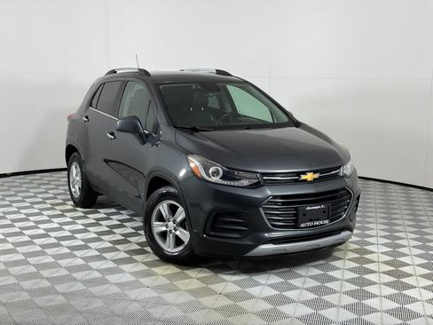 Used 2018 Chevrolet Trax LT w/ LT Convenience Package FWD image 2
